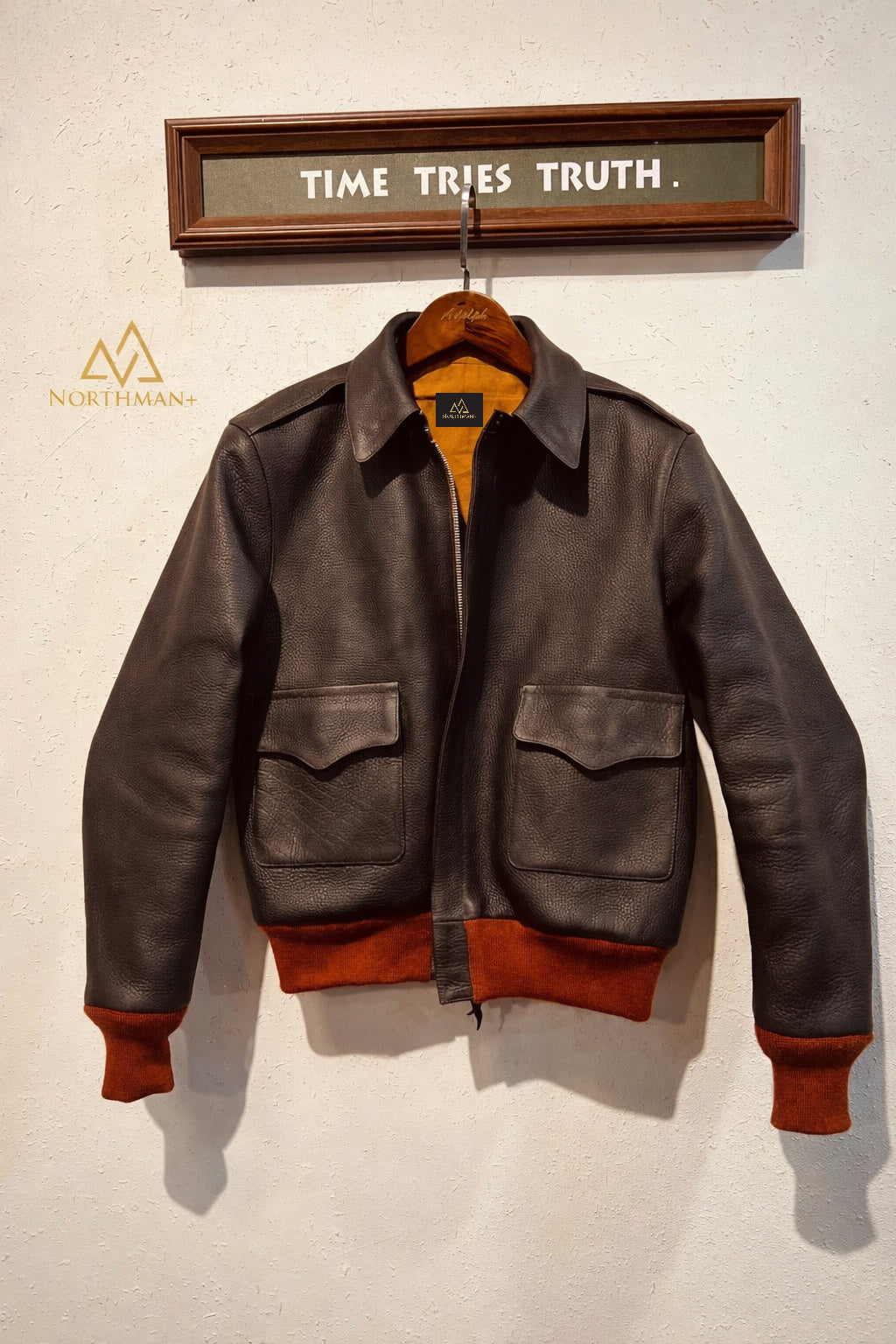 Blouson d'aviateur en cuir A2 par NorthmanPlus American Vintage A2-27752N+ Blouson de pilote en cuir de veau huilé et ciré, au tannage végétal, lavé, de fabrication italienne.