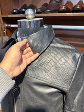 BLOUSON EN CUIR DE BUFFLE GAUFRÉ FAÇON CROCO INSPIRÉ TF SUR MESURE POUR HOMME