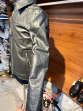 BLOUSON EN CUIR DE BUFFLE GAUFRÉ FAÇON CROCO INSPIRÉ TF SUR MESURE POUR HOMME