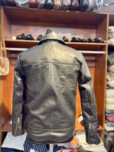 BLOUSON EN CUIR DE BUFFLE GAUFRÉ FAÇON CROCO INSPIRÉ TF SUR MESURE POUR HOMME