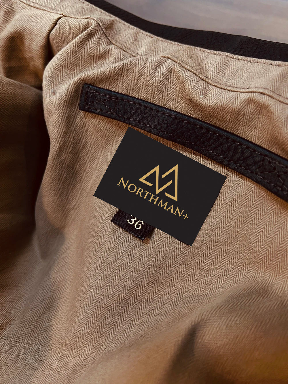 Blouson d'aviateur en cuir A2 par NorthmanPlus American Vintage A2-27752N+ Blouson de pilote en cuir de veau huilé et ciré, au tannage végétal, lavé, de fabrication italienne.