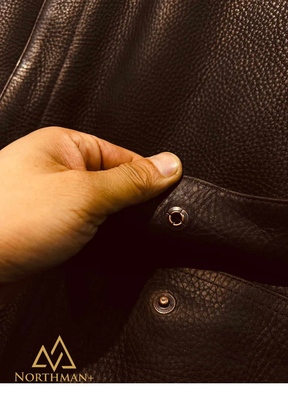 Blouson d'aviateur en cuir A2 par NorthmanPlus American Vintage A2-27752N+ Blouson de pilote en cuir de veau huilé et ciré, au tannage végétal, lavé, de fabrication italienne.